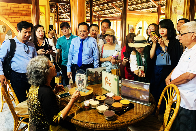 Đồng chí Lê Hữu Hoàng và các thành viên của đoàn famtrip  tham quan Làng nghề Trường Sơn.