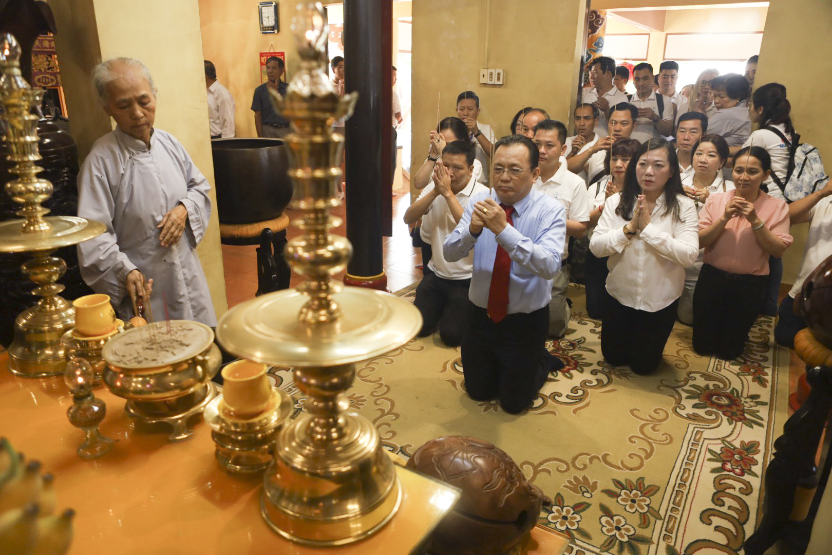 Ông Lê Hữu Hoàng cùng lãnh đạo Sở Du lịch dâng hương tưởng nhớ công ơn Thánh mẫu Thiên Y A Na