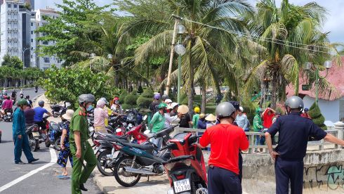 Công an, dân quân phường tiến hành bảo vệ hiện trường