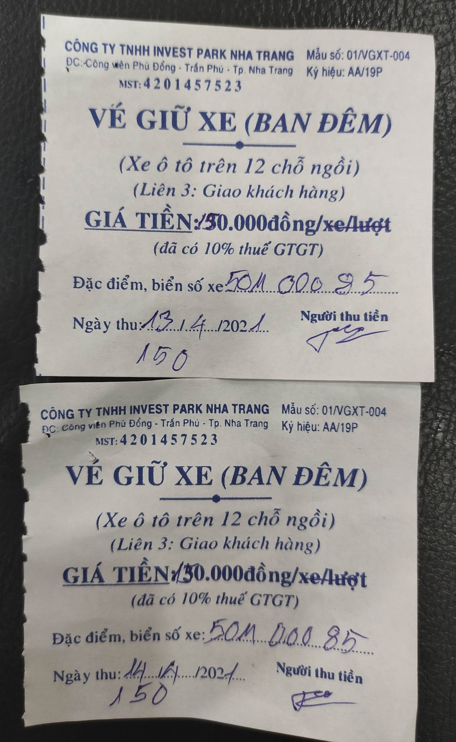 2 vé giữ xe ngày 13 và 14-4 có chữ ký của người giữ xe