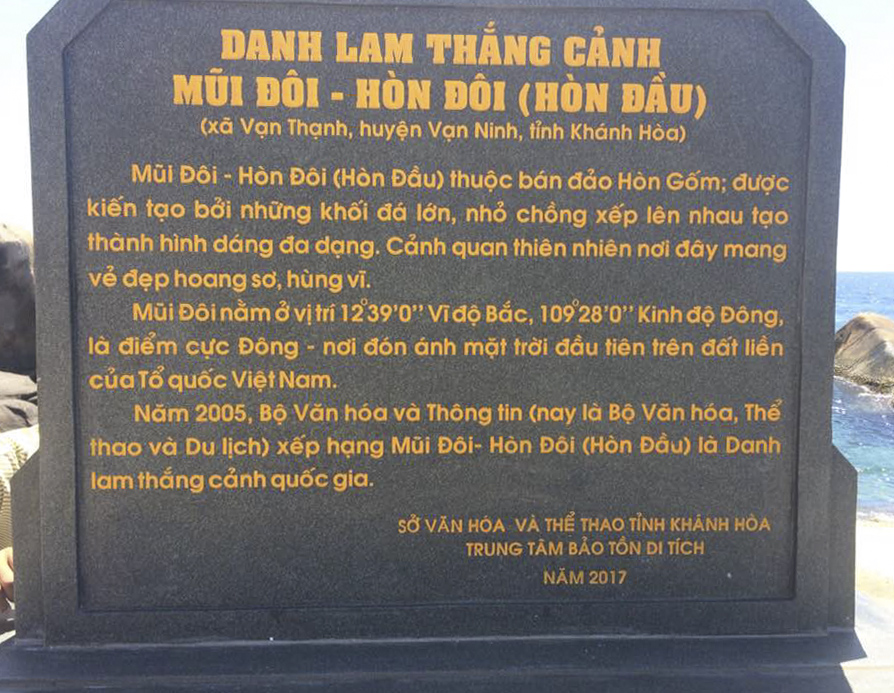 Bia chỉ dẫn danh thắng quốc gia Mũi Đôi - Hòn Đầu (Hòn Đôi)