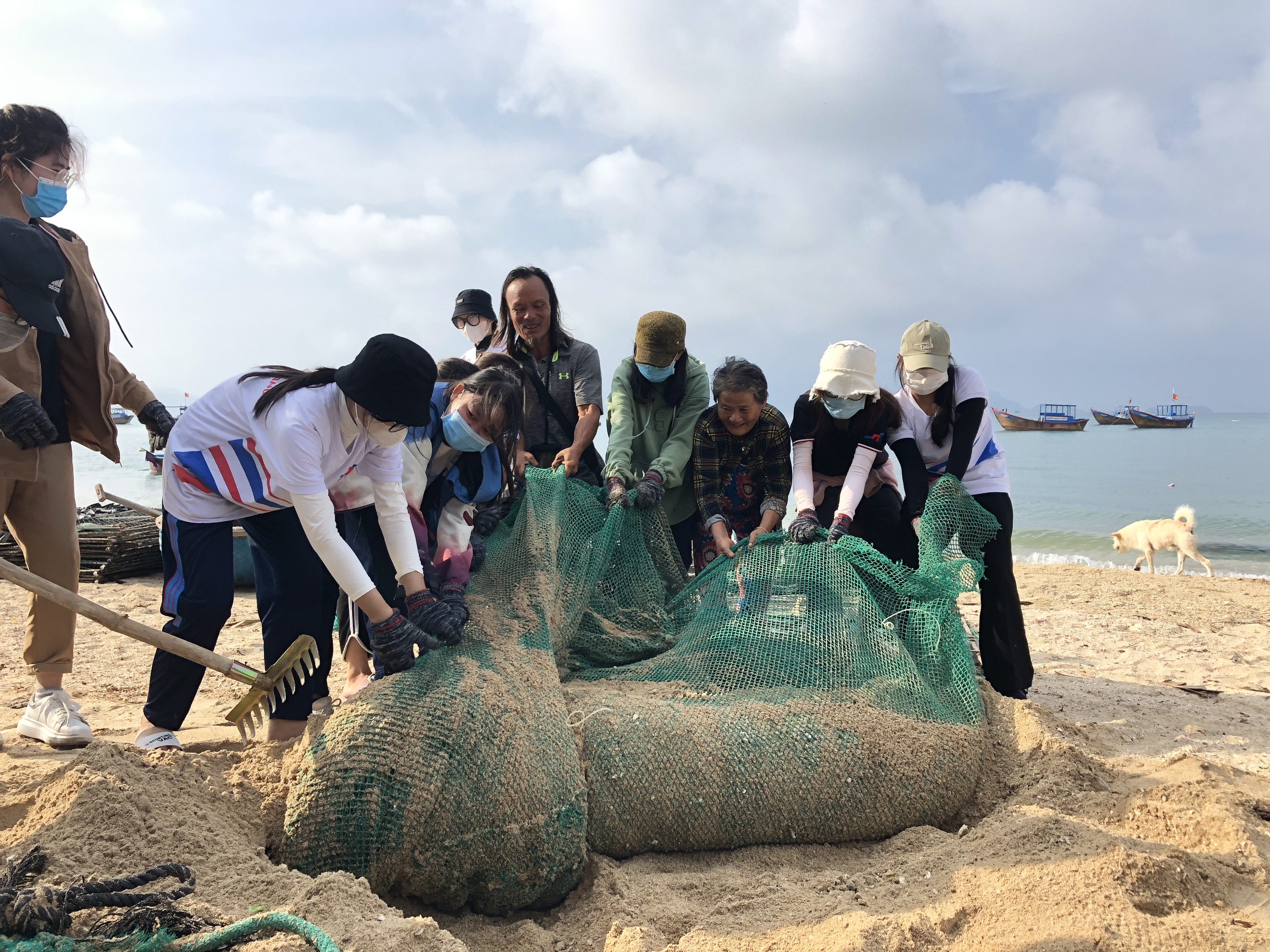 Các tình nguyện viên dọn rác quanh đảo Điệp Sơn.