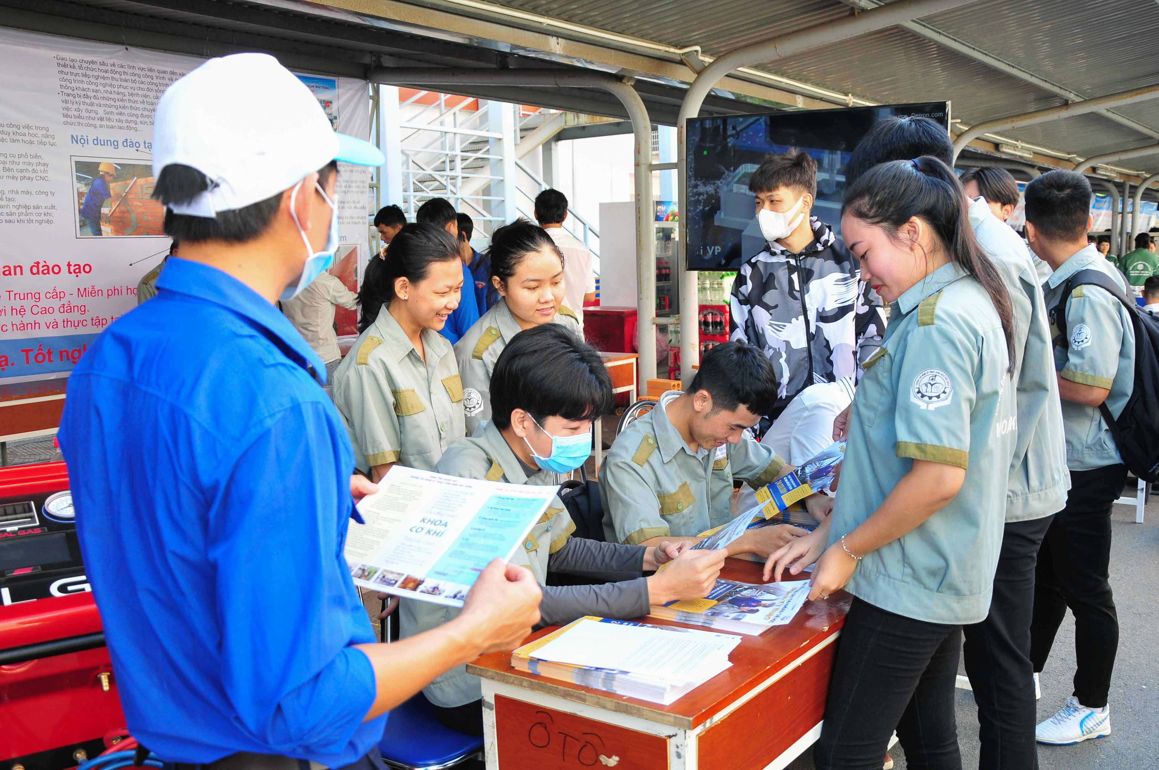 Một gian hàng tư vấn thông tin đào tạo của trường