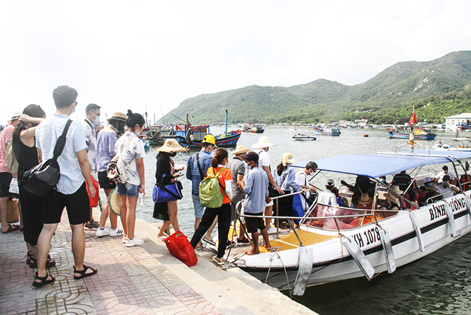 Khách du lịch đi tour vịnh Nha Trang.