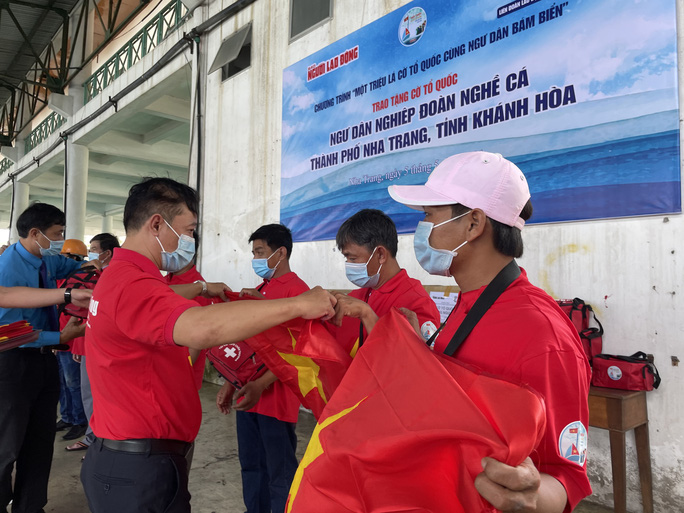 Trao cờ Tổ quốc tận tay ngư dân Khánh Hòa - Ảnh 2.