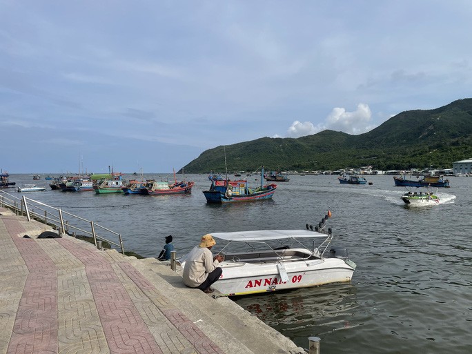 Tàu cá và tàu du lịch tranh nhau Bến tàu Du lịch Nha Trang - Ảnh 2.