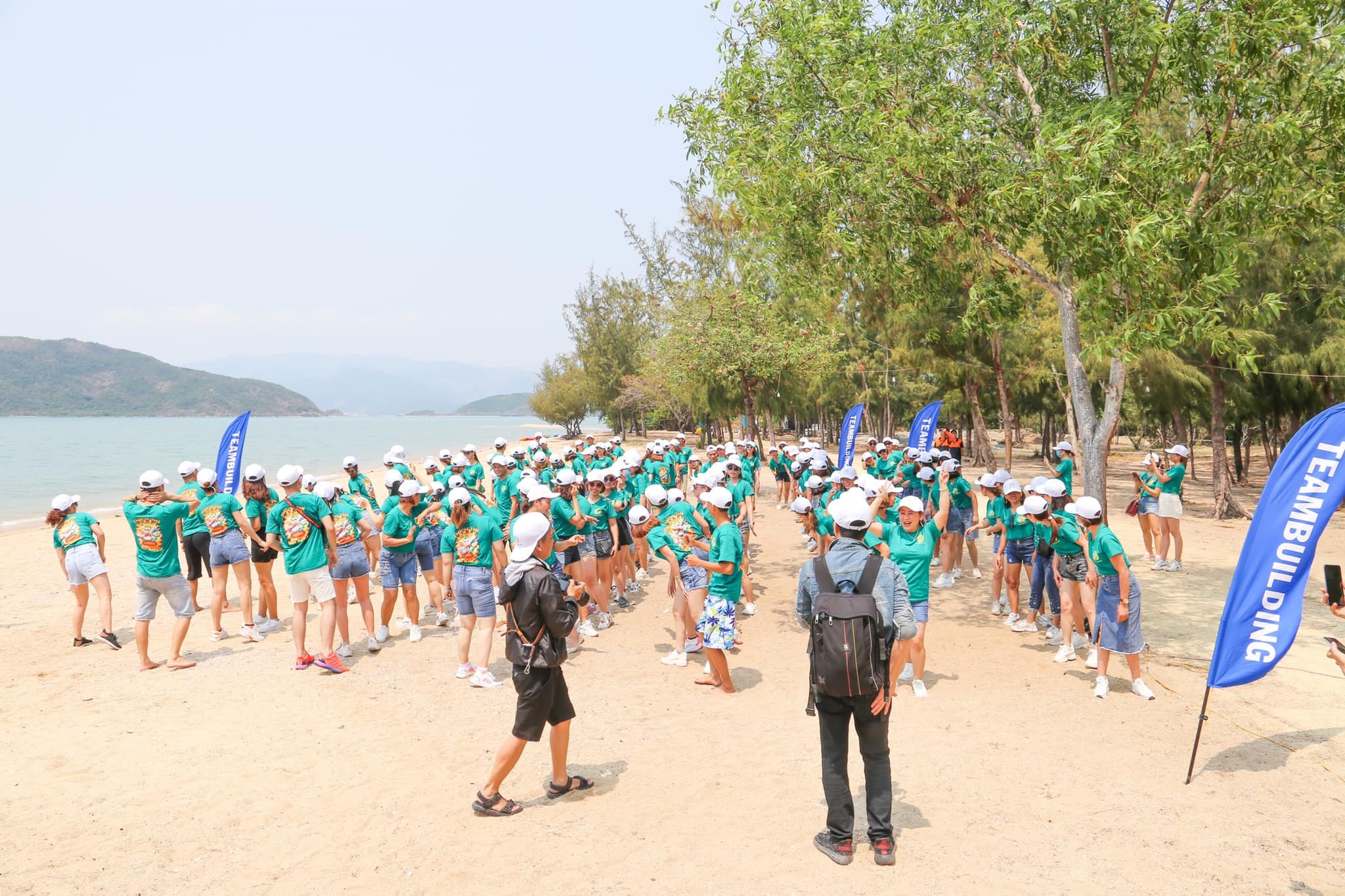 Một đoàn khách du lịch đang chơi team building trên bãi biển An Bình, KDL Đảo Hoa Lan