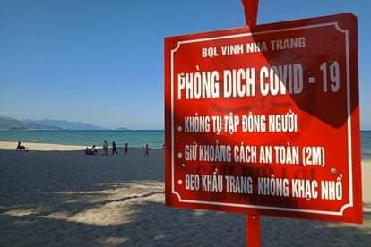 <p style= "text-align: justify; ">Ban quản lý vịnh Nha Trang đã cắm bảng thông báo về hạn chế tụ tập đông người, yêu cầu đeo khẩu trang, giữ khoảng cách để phòng chống dịch, Covid-19</p>