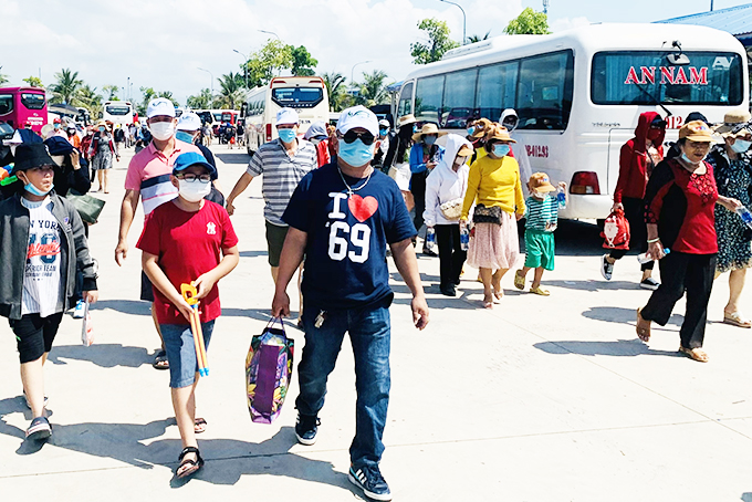 Khách du lịch đi tour tham quan vịnh Nha Trang.