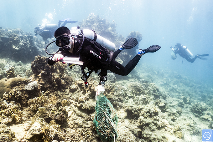 Các thành viên Câu lạc bộ Viet Divers lặn biển nhặt rác ở vịnh Nha Trang.