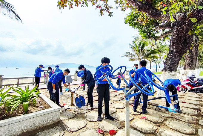 Đoàn viên, thanh niên TP. Nha Trang  xịt khử khuẩn các dụng cụ thể dục  tại công viên bờ biển...