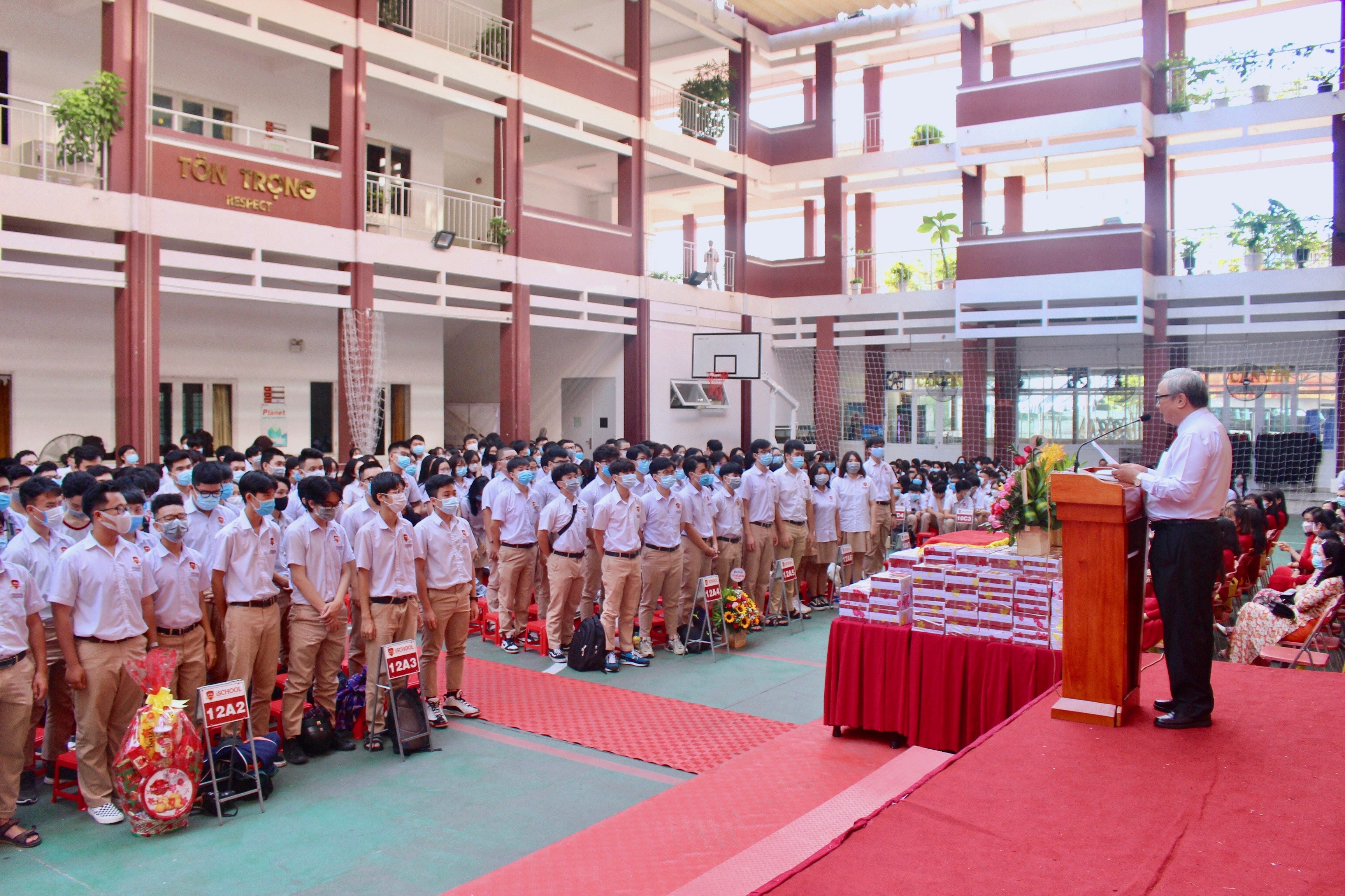 Thầy Phạm Hữu Bình – Hiệu trưởng Trường iSchool Nha Trang đọc thư chào tạm biệt các em khối 12.