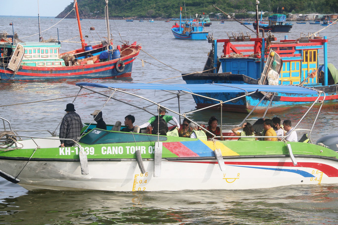 Tàu cá và tàu du lịch tranh nhau Bến tàu Du lịch Nha Trang - Ảnh 1.