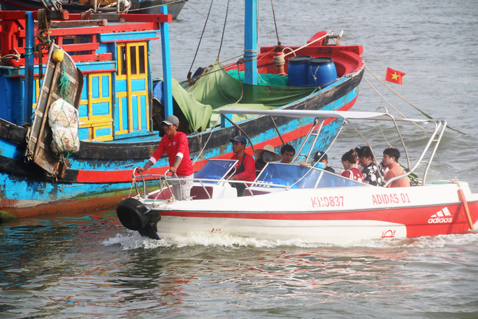 Tàu cá và tàu du lịch tranh nhau Bến tàu Du lịch Nha Trang - Ảnh 3.