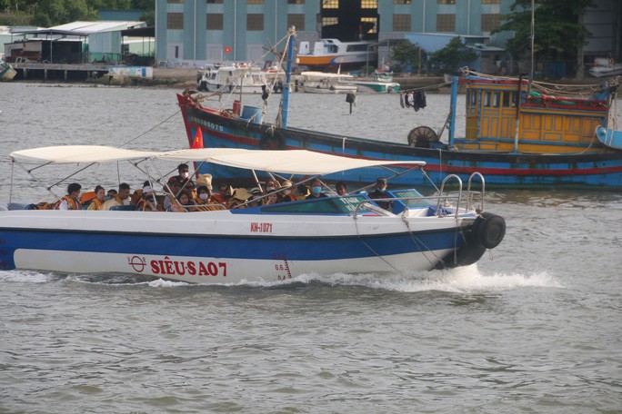 Tàu cá và tàu du lịch tranh nhau Bến tàu Du lịch Nha Trang - Ảnh 4.