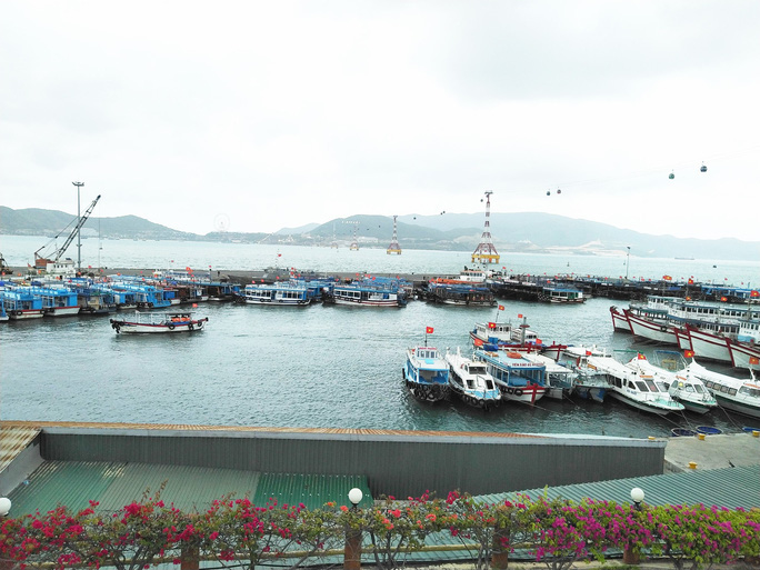 Tàu cá và tàu du lịch tranh nhau Bến tàu Du lịch Nha Trang - Ảnh 5.