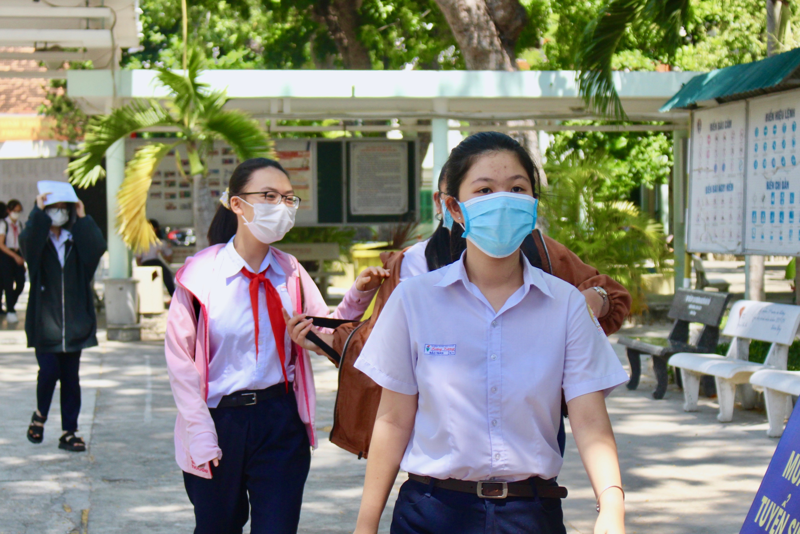 Theo ghi nhận của phóng viên, tại các hội đồng thi, trước và sau khi thi tất cả các thí sinh đều tuân thủ việc mang khẩu trang đảm bảo an toàn kỳ thi