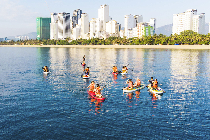 Trải nghiệm chèo thuyền Sup trên biển Nha Trang. 