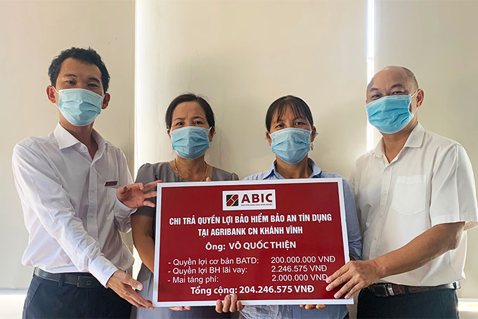 Giám đốc Agribank Chi nhánh huyện Khánh Vĩnh và ABIC Chi nhánh Khánh Hòa cùng chính quyền địa phương tại lễ chi trả quyền lợi bảo hiểm Bảo an tín dụng cho gia đình ông Võ Quốc Thiện.