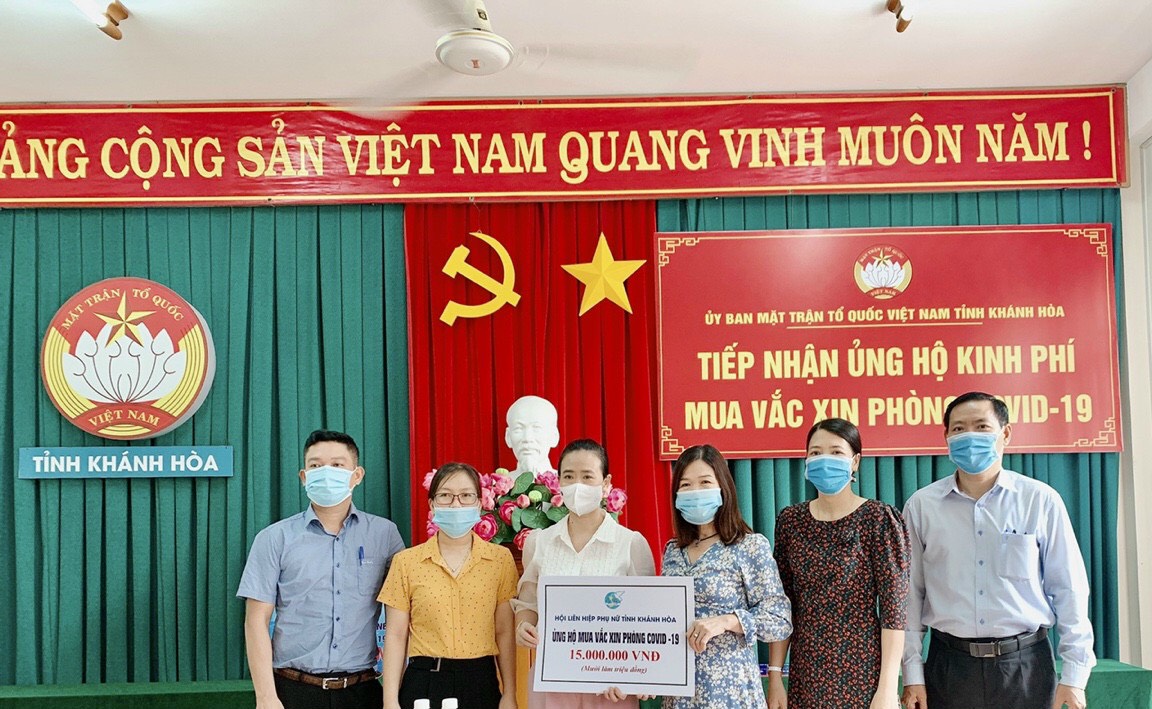 Đại diện Hội Liên hiệp phụ nữ tỉnh trao tiền ủng hộ mua vacxin phòng, chống dịch COVID-19.