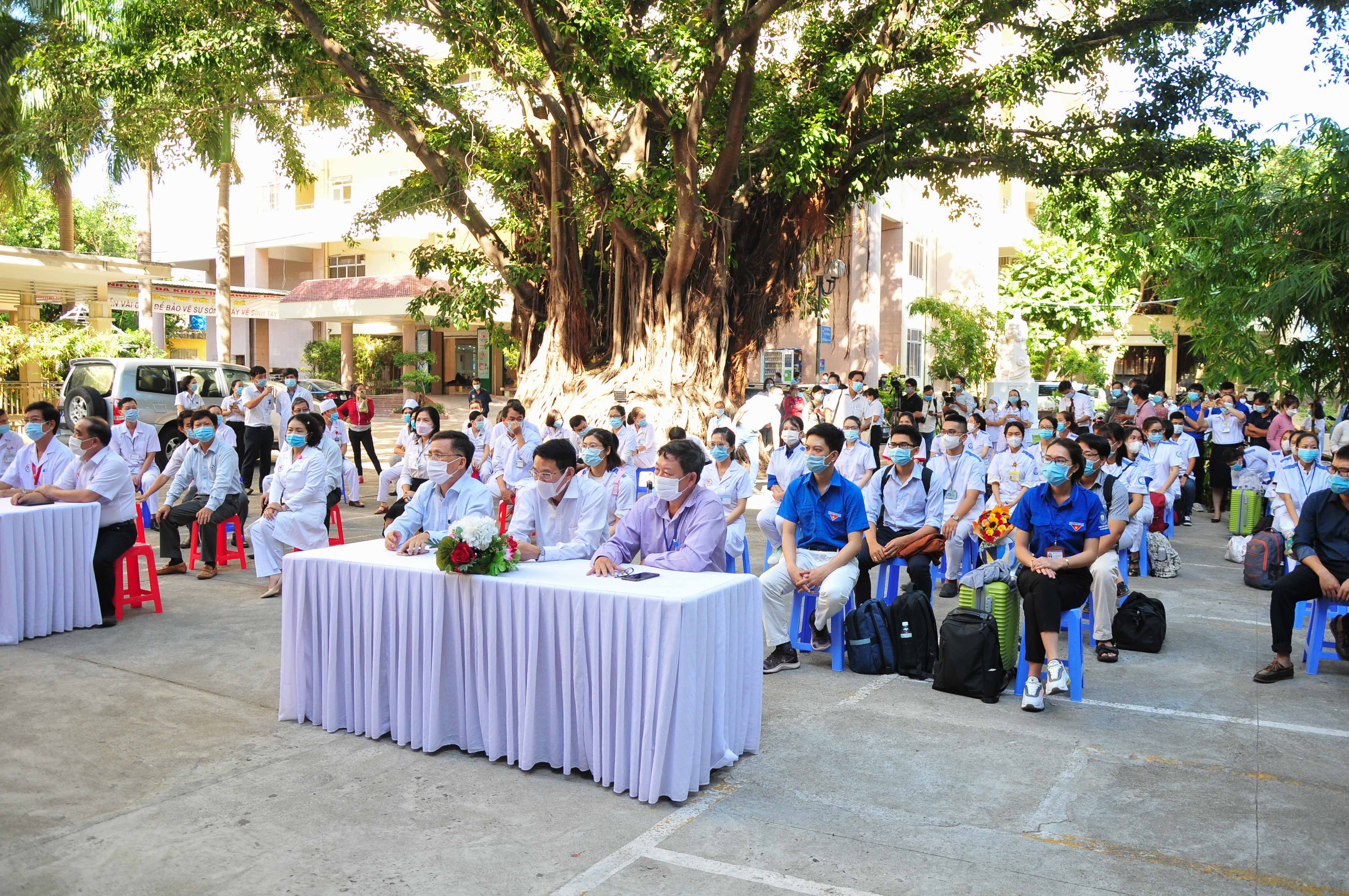 Về nhân lực, đoàn công tác có 30 người, trong đó có 5 bác sĩ thuộc Bệnh viện Đa khoa tỉnh; 1 bác sĩ dự phòng, 1 cử nhân xét nghiệm thuộc Trung tâm Kiểm soát bệnh tật tỉnh; 20 sinh viên Trường Cao đẳng Y tế Khánh Hoà...