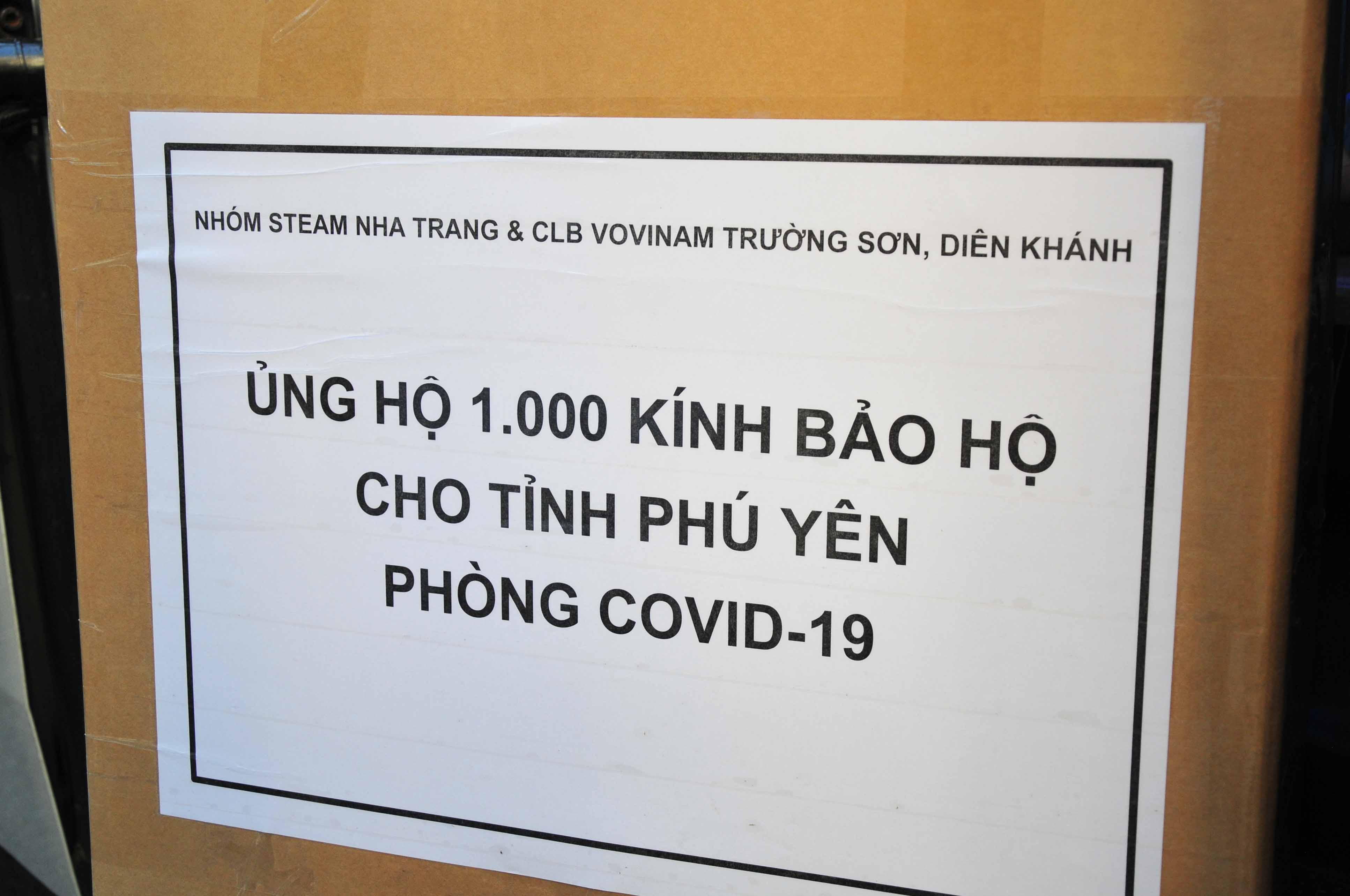 Về vật tư, hoá chất, tỉnh Khánh Hoà hỗ trợ tỉnh Phú Yên 20.000 khẩu trang y tế; 2.000 khẩu trang N95; 2.000 bộ trang phục phòng chống dịch; 700kg hoá chất Cloramin; 2.000 chai nước sát khuẩn tay (loại 500ml) với tổng trị giá hơn 420 triệu đồng. Bên cạnh đó, có các phần quà của các tổ chức, đơn vị khác gửi tặng tỉnh Phú Yên