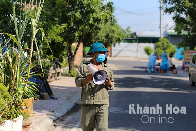 Lực lượng dân quân tự vệ thông báo cho các hộ dân Tổ dân phố 1, phường Ninh Hiệp ra lấy mẫu xét nghiệm. Ảnh: Phúc Hiếu