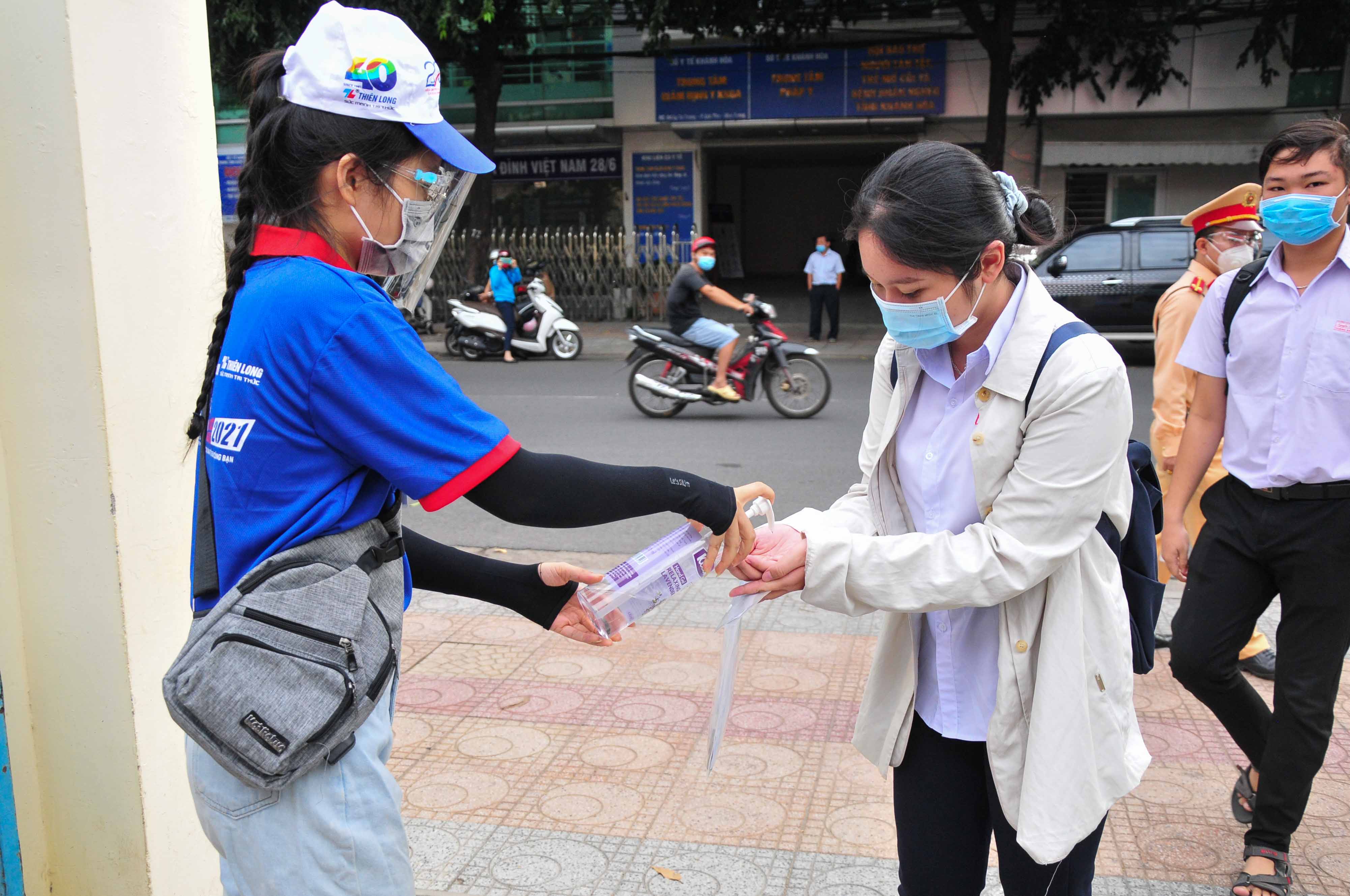 Sát khuẩn tay cho thí sinh