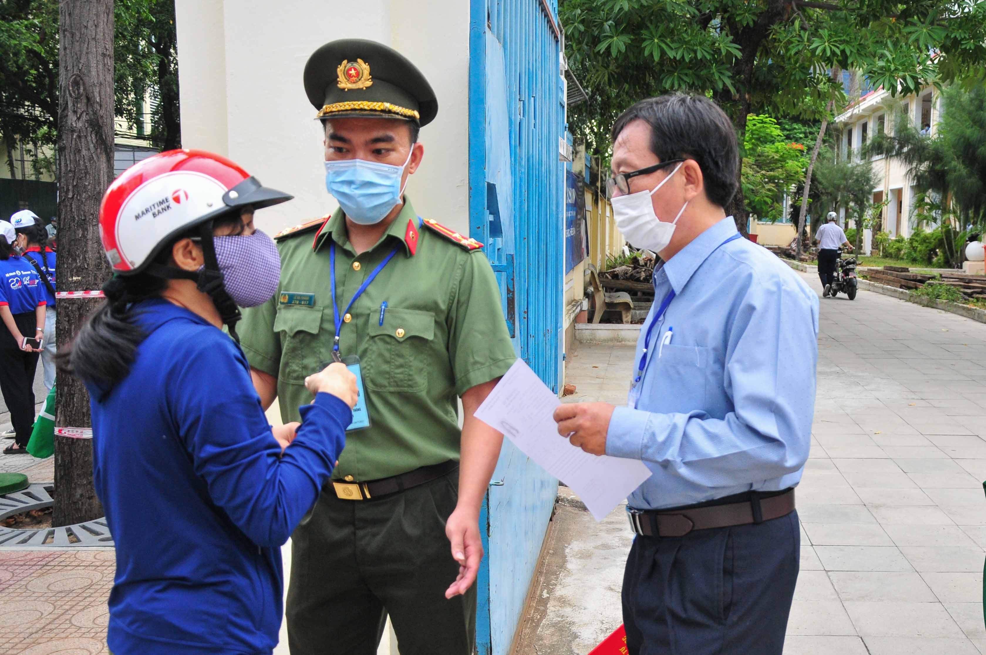 Tại điểm thi THPT Lý Tự Trọng, một số thí sinh quên mang theo giấy tờ cần thiết để dự thi, người nhà phải về lấy để mang đến bổ sung