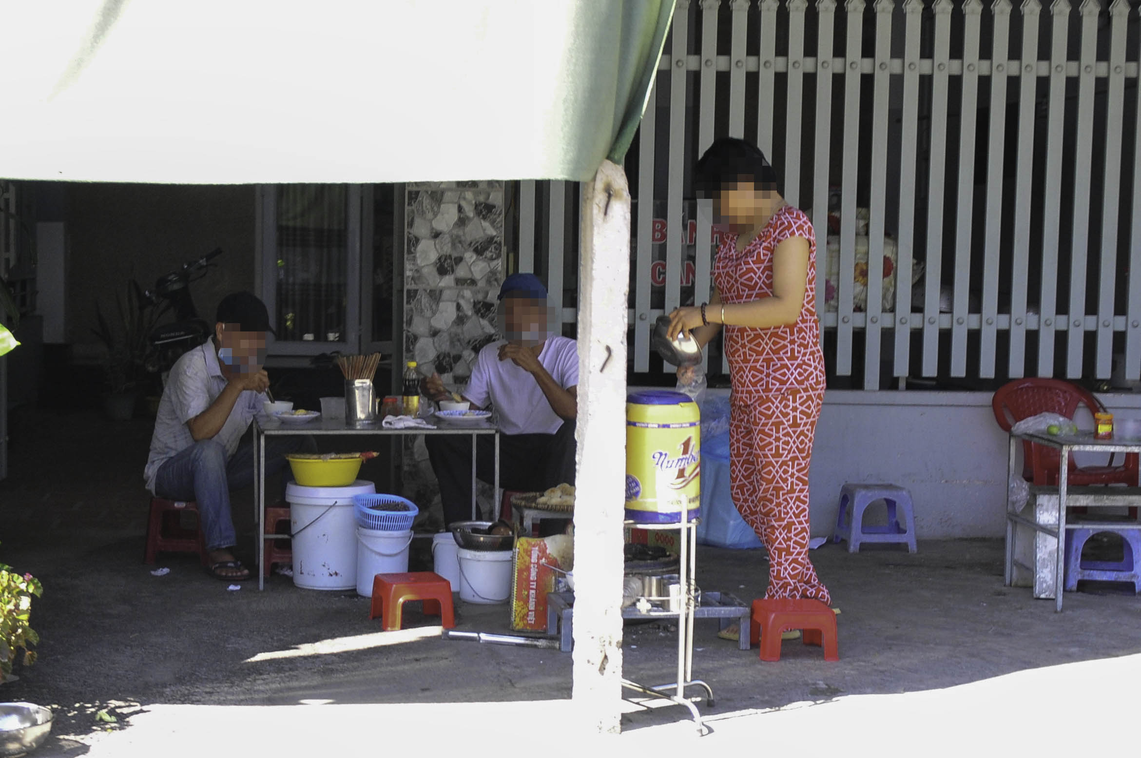 Một quán ăn vỉa hè trên đường Lương Định Của, đoạn qua xã Vĩnh Ngọc, Nha Trang vẫn bán cho khách ăn tại chỗ, ảnh: Vĩnh Thành