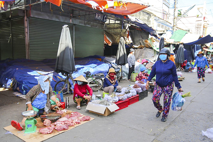 Buôn bán ở chợ Dinh. Ảnh: Phúc Hiếu