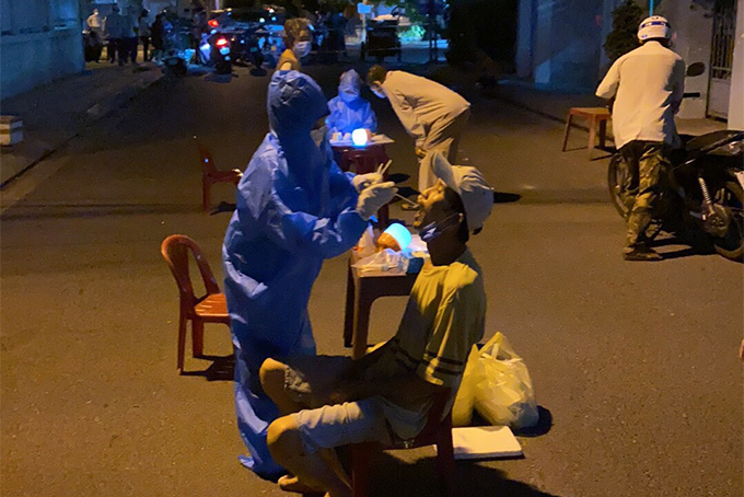 Lấy mẫu tại điểm phong tỏa tạm thời ở TP. Nha Trang