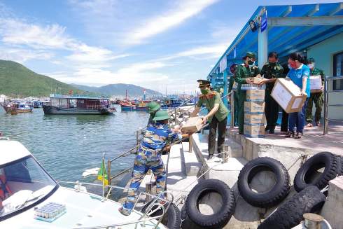 Đoàn tặng quà cho các cán bộ, chiến sĩ làm nhiệm vụ tại chốt kiểm dịch trên trên sông Quán Trường.