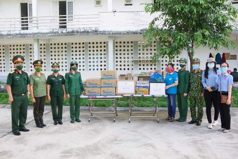 Đoàn tặng quà tại khu cách ly ký túc xá Trường Ca đẳng Sư phạm Trung ương Nha Trang.