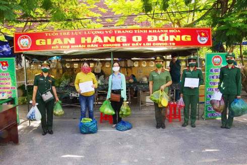 Đoàn tặng quà hỗ trợ người dân tại  "Gian hàng 0 đồng "