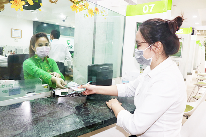 Khách hàng giao dịch tại Ngân hàng Vietcombank chi nhánh Nha Trang.