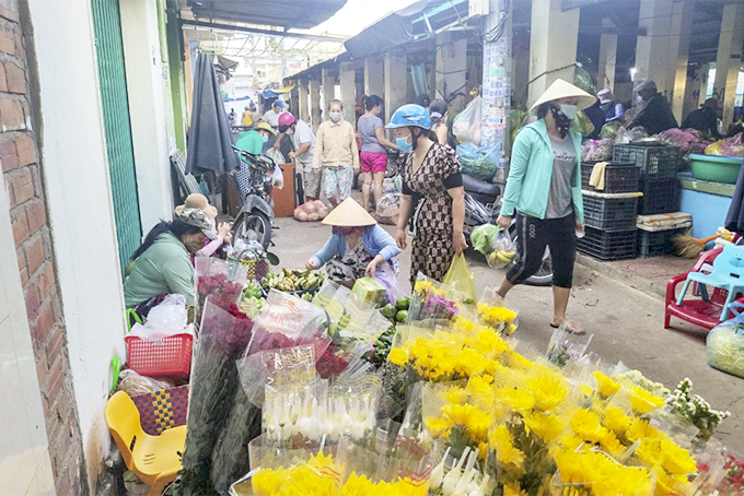 Chợ Tây Hải ở phường Vĩnh Nguyên hoạt động bình thường, phóng viên  có thể dễ dàng ra, vào chợ để hỏi mua hàng.