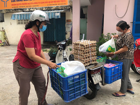 HLHPN phường Vĩnh Nguyên chuẩn bị đi tiếp phẩm cho khu phong tỏa.