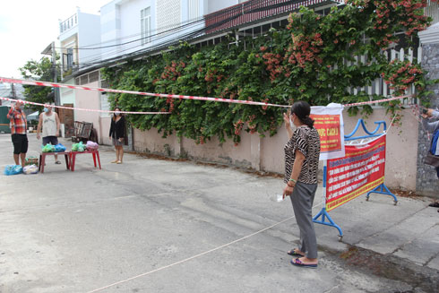 Bà Mai Đỗ Thị Phước Châu chuyển thực phẩm tới người nước ngoài trong khu phong tỏa.