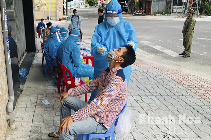 Lấy mẫu tầm soát Covid-19 trong cộng đồng ở phường Vạn Thạnh, TP. Nha Trang