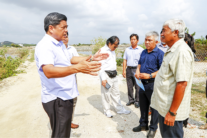 Lãnh đạo Bộ Nông nghiệp và Phát triển nông thôn trao đổi với người làm muối  ở Ninh Diêm vào tháng 4-2021.