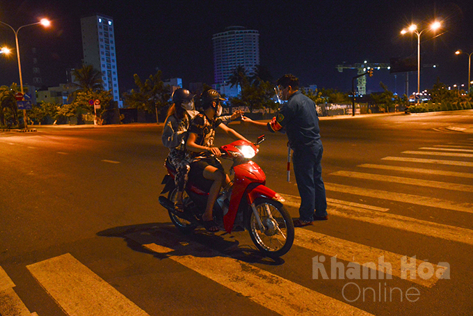 Lực lượng tham gia chốt chặn kiểm tra người đi đường trong khung giờ  "giới nghiêm ", ảnh Vĩnh Thành