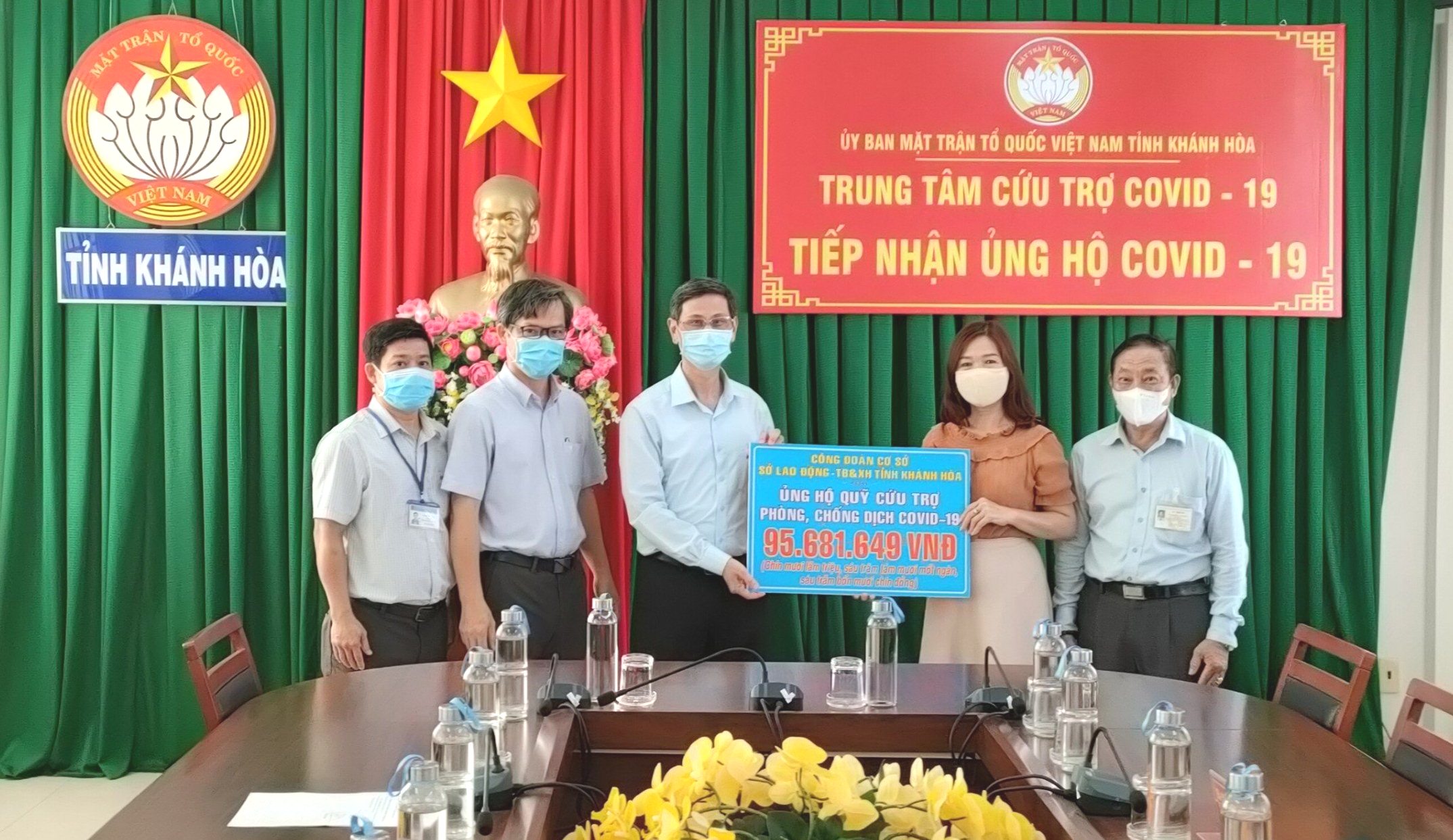  Đại diện Công đoàn cơ sở Sở Lao động – Thương binh và Xã hội trao hỗ trợ tại UBMTTQ Việt Nam tỉnh.