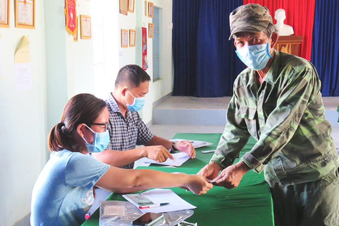 Ông Trần Quang Quý (xã Vạn Phú) nhận hỗ trợ.