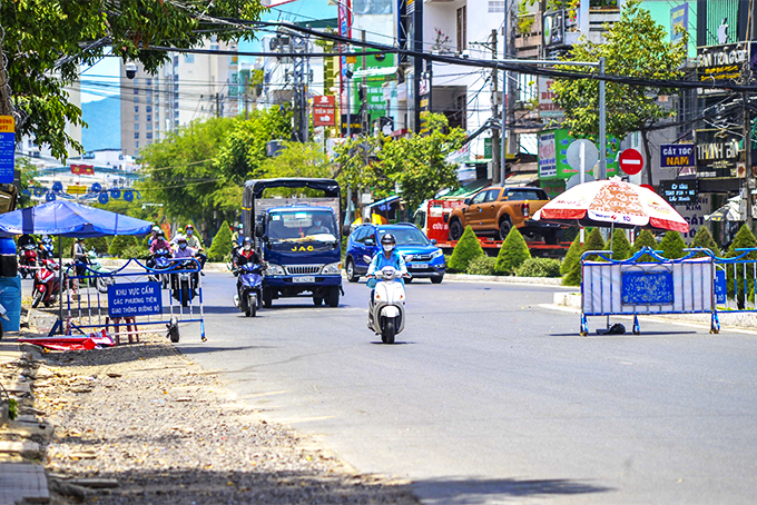  Chốt kiểm soát phòng, chống dịch trên đường 23-10 có thời điểm người dân có thể lưu thông mà không bị kiểm tra, kiểm soát.