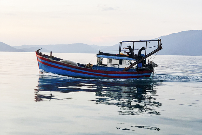 Tàu cào lồng hoạt động trên vùng biển Vạn Ninh.