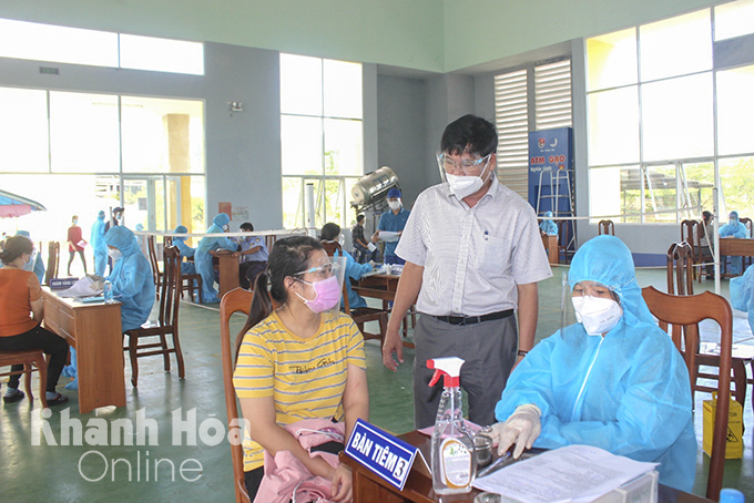 Ông Nguyễn Trọng Hoàng – Trưởng ban Quản lý Khu kinh tế Vân Phong thăm hỏi, động viên công nhân.