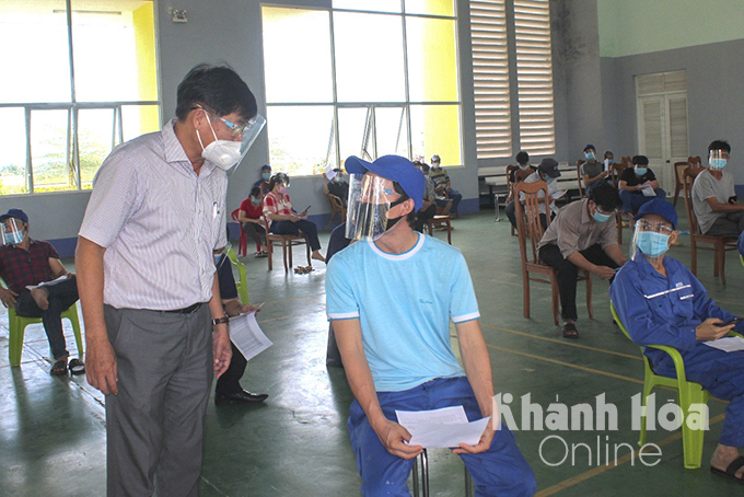 Và thăm hỏi công nhân sau khi tiêm vắc xin ngừa Covid-19.