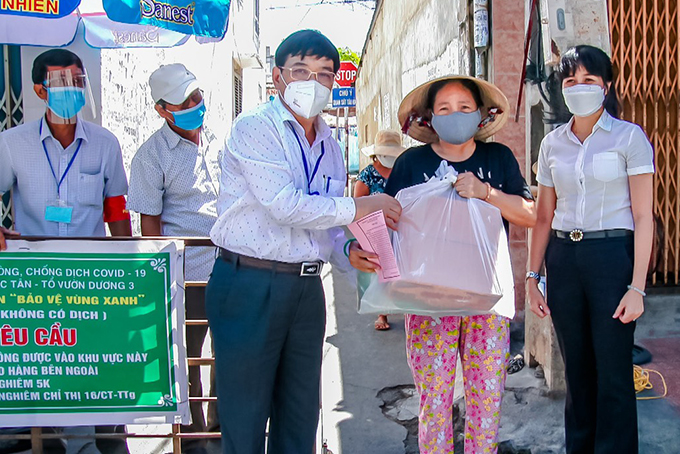 Ông Nguyễn Sỹ Khánh trao quà cho một hộ dân ở gặp khó khăn