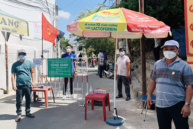 Cùng với việc kiểm tra, giám sát chặt các  "vùng đỏ ", TP. Nha Trang yêu cầu các địa phương phải cử lực lượng kiểm soát, bảo vệ các  "vùng xanh "